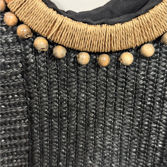 Elegant Black Woven Tote Bag with Wooden Handles - Picture 4 of 11